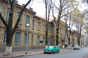 Фасад першого навчального корпусу Полтавського державного педагогічного університету.jpg
