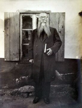 Федор Ефимович Мельников с книгой. ок 1934 г.jpg