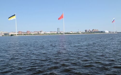 Флаги Российской Империи, СССР и России на береговой линии у Парка 300-летия Санкт-Петербурга.jpg