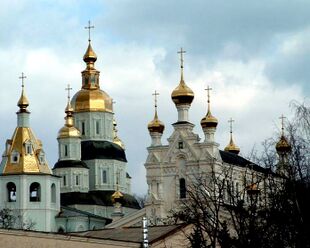 Вид на Покровский собор с колокольней и Озерянскую церковь