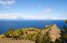 Вид с мыса Хобой на полуостров Святой Нос по ту сторону Байкала