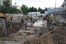 Фундамент стены Белого города, пробитый металлическими конструкциями. 2007 год