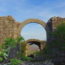 Руины крепости «Црвена стена».