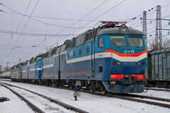 ЧС7-021 в сине-голубой окраске с белой полосой Московской ЖД депо им.Ильича