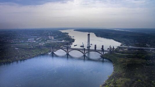 Чотириарковий міст Преображенського і новий міст, що будується (фото Anatoliy Volkov, 2016).jpg