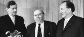 Григорий Шнеерсон (слева), Ханс Эйслер, Эрнст Буш после выступления на юбилейном концерте по случаю 60-летия Буша