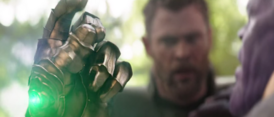 Танос совершает щелчок пальцами в фильме «Мстители: Война бесконечности» (2018)
