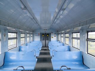 Салон 3 класса поезда ЭТ2М-118 с жёсткими пластиковыми сиденьями