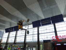 Полноразмерный макет спутника "Экспресс-АМ8" в аэропорту Красноярск