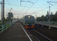Электропоезд ЭД4М (Москва — Нара) прибывает на платформу Зосимова пустынь