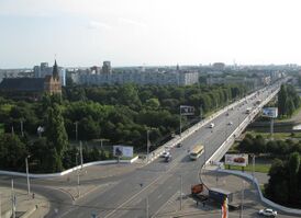 Вид на эстакадный мост в Калининграде с ТРК «Плаза» на Ленинском проспекте, 10 сентября 2009 года.