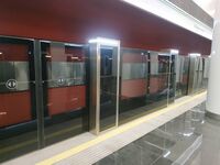 Платформа станции Юбилейная площадь с установленными автоматические платформенные ворота и уложенным тактильным покрытием.