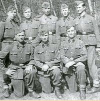 Фотография Ярослава Хунки (передний ряд, в центре) и его сослуживцев в нацистской униформе