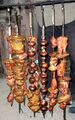 Куриные крылышки, лук, кусочки помидоров, с перемежающимися ломтиками свиного сала, приготовленные в армянском тонире. Армения