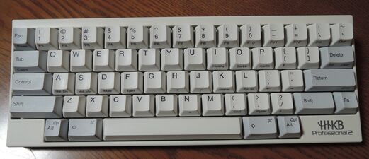 Happy Hacking Keyboard Professional 2[en]. Функции, доступные через Fn нанесены на переднюю часть клавиши.