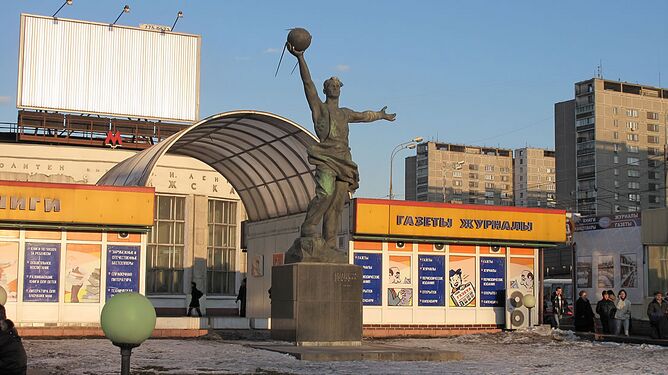 Памятник «Создателям первого спутника Земли» в апреле 2009 года на фоне павильона печатной продукции, простоявшего до обустройства территории у станции метро «Рижская» в 2015 году.