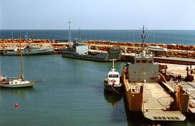 Порт[de] в заливе. Фотография 1985 года.