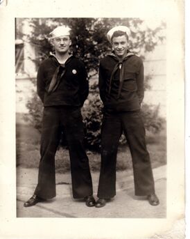 Руководитель флотской группы Ньюпорта Франк Родович (слева) и Хьюго Монтенегро на флотской станции Ньюпорта, 1944 год