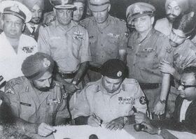 Командующий пакистанскими войсками в Восточном Пакистане генерал-лейтенант Амир Ниязи подписывает Акт о капитуляции