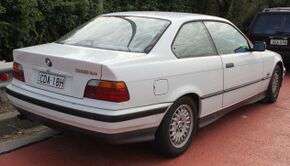 Купе BMW 318is, стекло за дверью расположено поверх стойки кузова и может приоткрываться