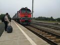 Пассажирский поезд Ноглики — Южно-Сахалинск прибывает на станцию Ныш. Тепловоз 2М62-0515