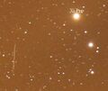 2004 BL86 (звёздный след[en] слева) рядом со звездой Кси Кормы