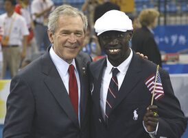 Джордж Буш и Лопес Ломонг на церемонии открытия Олимпиады в Пекине
