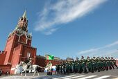 Прохождение почётного караула Вооруженных сил Туркмении и ахалтекинца Гырата. Военный парад, посвящённый 65-летию Победы в Великой Отечественной войне. Москва, 9 мая 2010