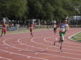 Алан Оливейра (на первом плане) ведёт забег на 200м на Чемпионате мира 2013