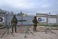 Военнослужащие без знаков отличия блокируют украинскую военную часть в Перевальном, 9 марта 2014 года