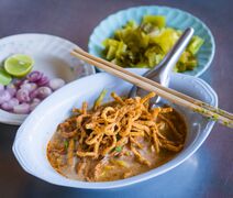 Суп из лапши карри Khao soi, северный Таиланд