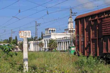 Вид на километровый указатель и железнодорожный вокзал ст. Сухум. 2014 год.