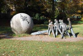 «Вместе за мир и справедливость» (1996). Скульптура Ксавье де Фрезинетта