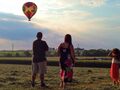 Коммерческая поездка на воздушном шаре приближается к месту посадки в Берд-ин-Хэнд (Пенсильвания)