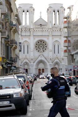 Полицейские перекрывают дорогу, ведущую к базилике Нотр-Дам-де-Нис