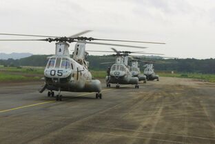 Вертолеты CH-46 Sea Knight с морскими пехотинцами США в международном аэропорту Робертса во время второй гражданской войны в Либерии. Август 2004