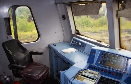 Пульт управления и кресло помощника машиниста 2ТЭ70 (левая сторона кабины)
