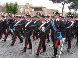 Итальянские карабинеры на параде с белыми бандольерами.