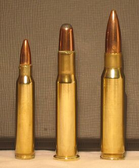 Патрон .30-30 Winchester — в середине (слева — 5,56×45 мм, справа — 7,62×51 мм НАТО)