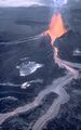Мощный поток дегазированной лавы истекает из шлакового конуса на вулкане Килауэа, Гавайи