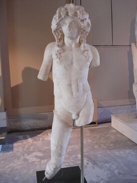 Дионис. 1 / 2 век н. э. Римская статуя из Синнад. Стамбульский археологический музей.