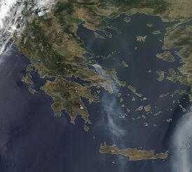 Спутниковый снимок дымовых шлейфов от лесных пожаров в Греции 5 августа 2021 года.