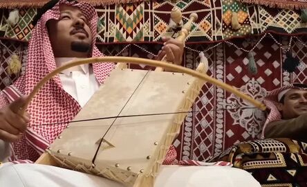Музыкант, сидящий в традиционной палатке