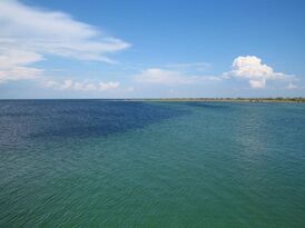 Джарылгачский залив в солнечную погоду