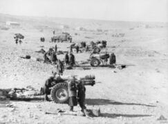 Британская батарея ведёт огонь в ходе Ливийской операции, 23 января 1941