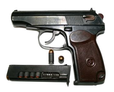 9-мм пистолет Макарова с патронами.jpg