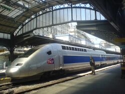 Электропоезд TGV POS-4413 на перроне Восточного вокзала Парижа