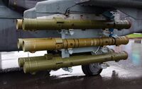 ПТУР 9М120-1 «Атака» на внешнем узле подвески вооружения левой консоли крыла Ка-52 (бортовой № 063), HeliRussia-2009.