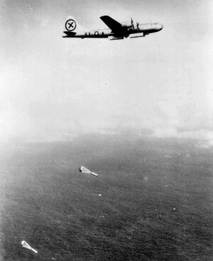 B-29 сбрасывает морские мины над японскими водам