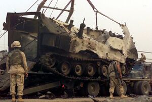 Амфибия AAV7 2-го амфибийно-штурмового батальона 2-й дмп, разбитая в Насирии, 11 апреля 2003